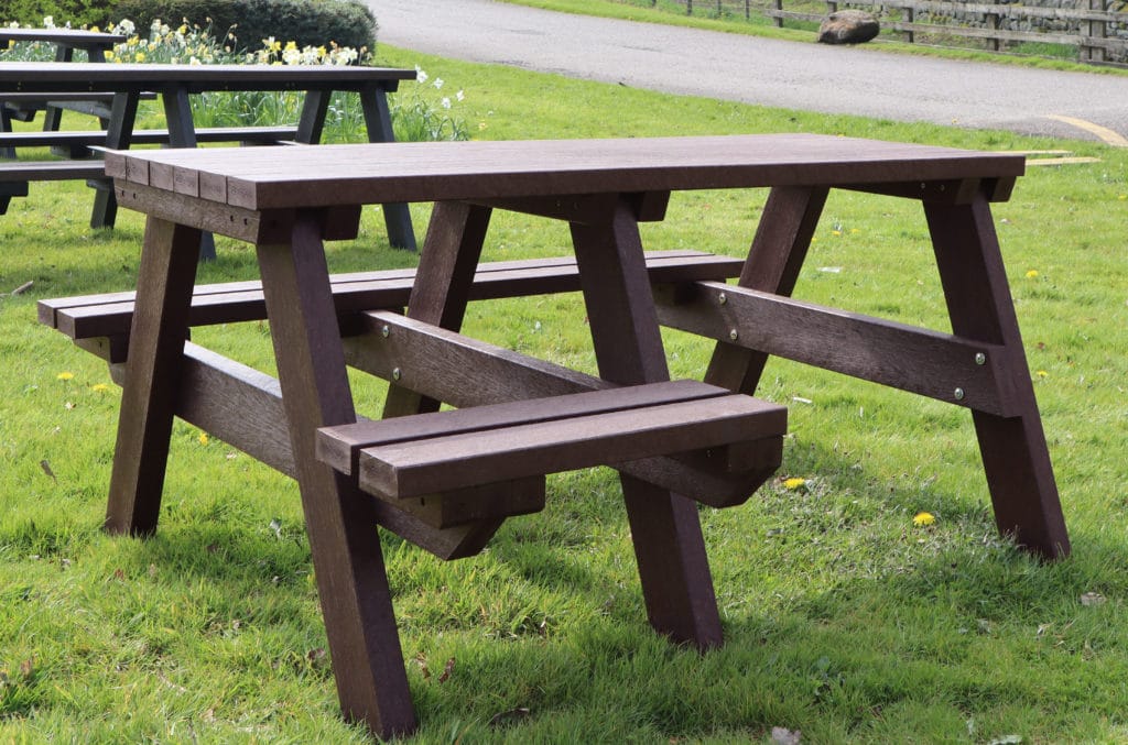 Bradshaw Wheelchair-Accessible picnic table – accessibility range